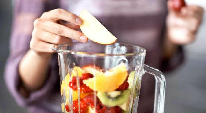 Frutas en una licuadora